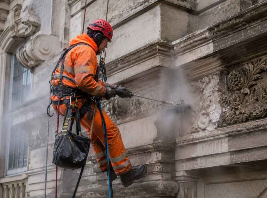 Removing Carbon Sulphation, Calcium Carbonate, and Stubborn Deposits From Stone Surfaces